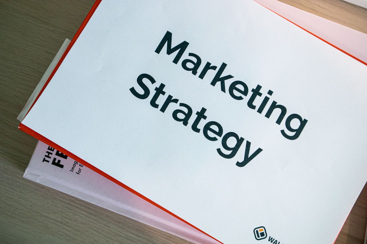 Un document de stratégie marketing posé sur un bureau, mettant en avant les essentiels de la planification d’entreprise.